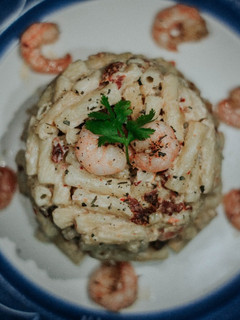 Una foto de Pasta en salsa de queso mozzarella con camarones
