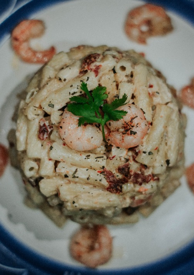 Una foto de Pasta en salsa de queso mozzarella con camarones