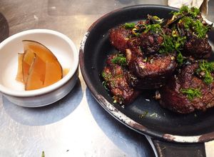 Una foto de Huesos de Cerdo Ahumados con Sofrito Thai!