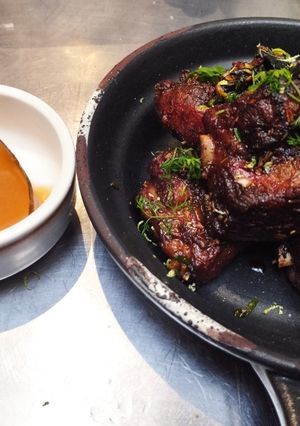 Una foto de Huesos de Cerdo Ahumados con Sofrito Thai!