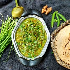A picture of Baingan Vatana Curry.