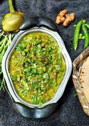 A picture of Baingan Vatana Curry.