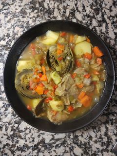 Una foto de Guiso de verduras con alcachofas y setas vegano