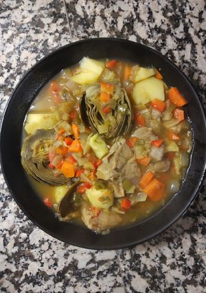 Foto principal de Guiso de verduras con alcachofas y setas vegano