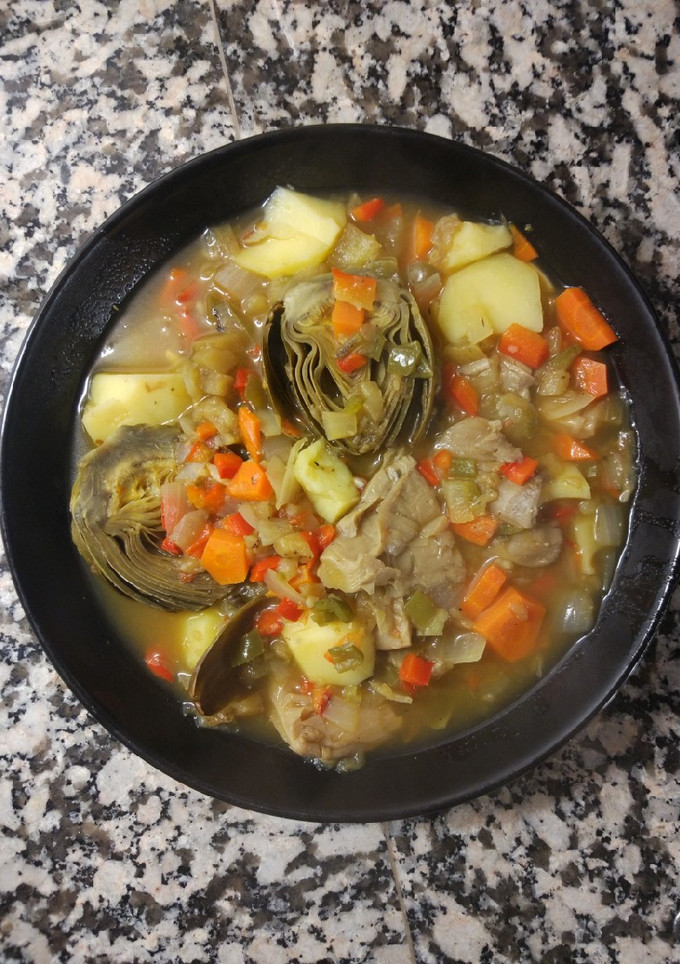 Una foto de Guiso de verduras con alcachofas y setas vegano