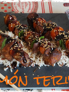 Una foto de Brochetas de salmón teriyaki al horno ¡Con salsa teriyaki casera!