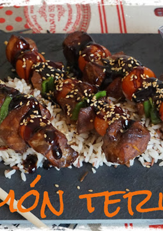 Una foto de Brochetas de salmón teriyaki al horno ¡Con salsa teriyaki casera!
