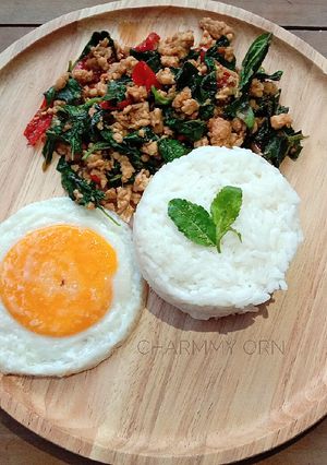 รูปของ ข้าวกะเพราไก่ไข่ดาว