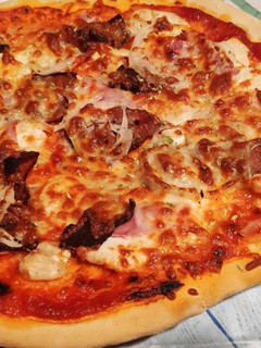 Una foto de Pizza de pollo y bacon y jamón dulce (masa pan)