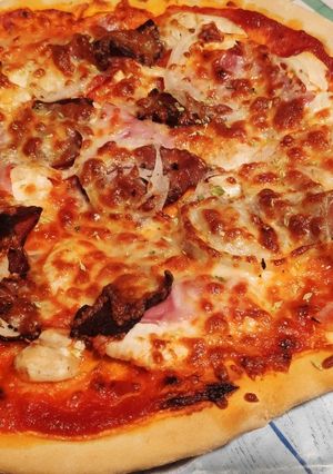 Una foto de Pizza de pollo y bacon y jamón dulce (masa pan)