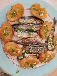 Una foto de Sardinas con pan frito