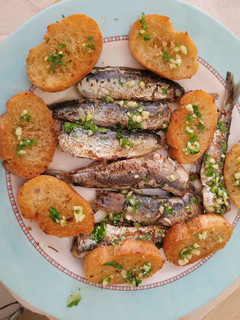 Una foto de Sardinas con pan frito
