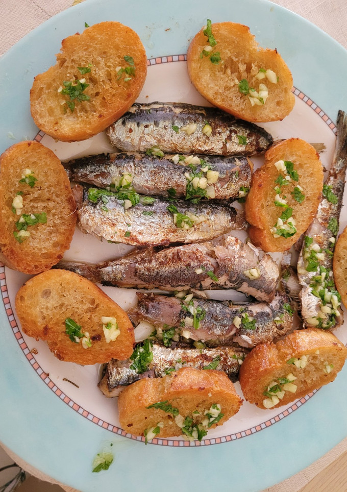 Una foto de Sardinas con pan frito