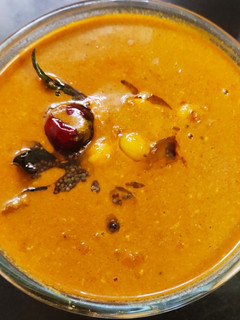 தேங்காய் அரைத்த பூண்டு குழம்பு (Grinded cocount garlic gravy recipe in tamil) செய்முறை முக்கிய புகைப்படம்