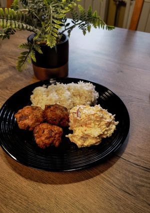 Tonhal fasírt coleslaw salátával recept fotója