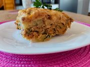 Una foto de pastel de patata y espinaca