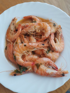 Una foto de Langostinos en salsita