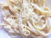 Una foto di tagliolini al limone