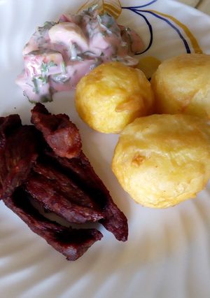 A picture of Deep fried potatoes, deep fried beef and salad.