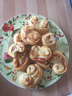 Foto principal de Palmeritas de hojaldre dulces y de jamón y queso