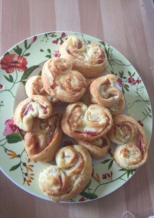 Foto principal de Palmeritas de hojaldre dulces y de jamón y queso