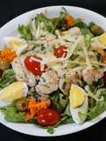 Bol de ensalada con camarones al ajillo