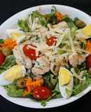 Bol de ensalada con camarones al ajillo