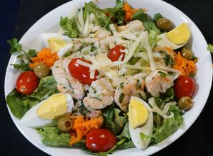 Una foto de Bol de ensalada con camarones al ajillo