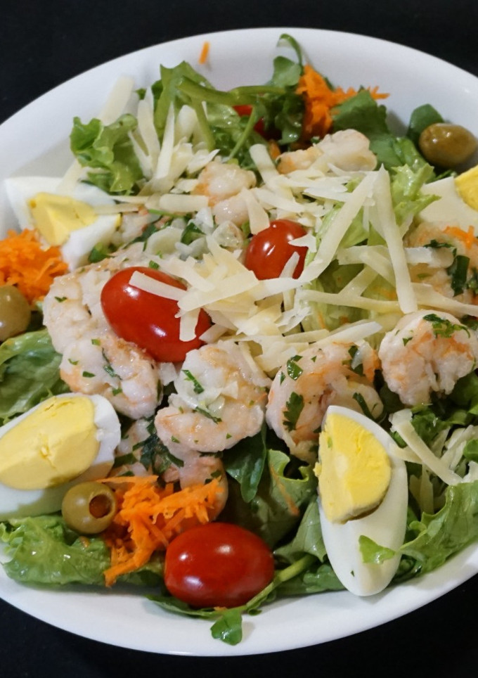 Una foto de Bol de ensalada con camarones al ajillo