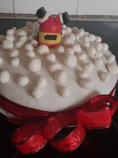 Una foto de Bizcocho de papa noel en la nieve