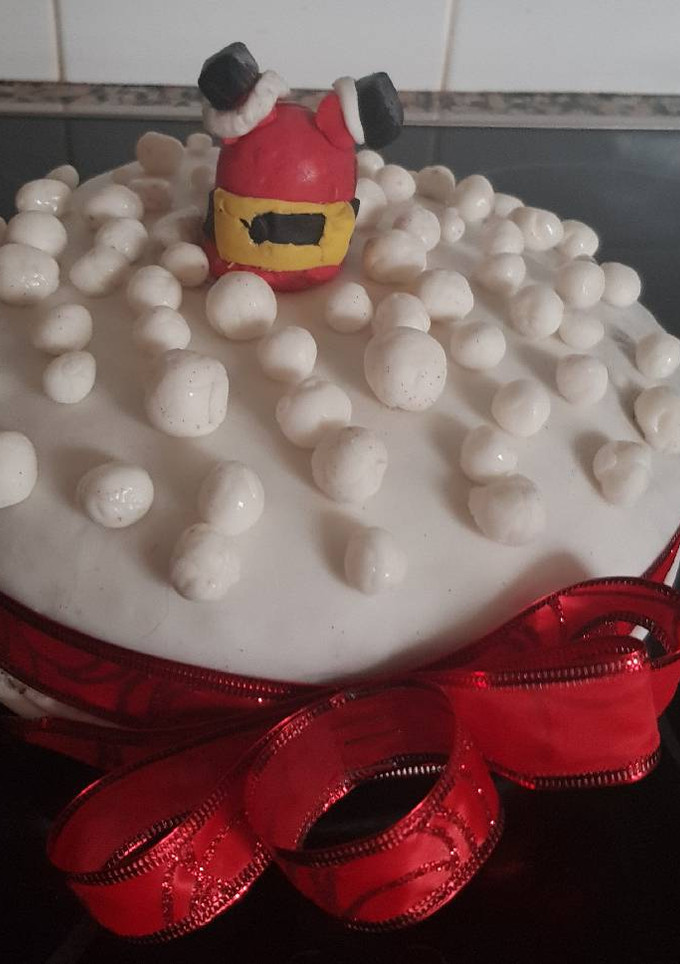 Una foto de Bizcocho de papa noel en la nieve