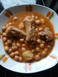 Una foto de Potaje de garbanzos con rabo de cerdo