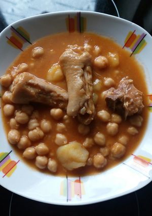 Una foto de Potaje de garbanzos con rabo de cerdo