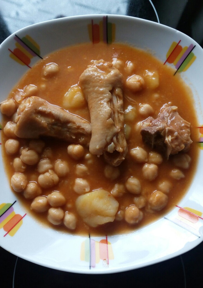 Una foto de Potaje de garbanzos con rabo de cerdo