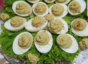 Una foto de Deviled Eggs o huevos endiablados o huevos rellenos