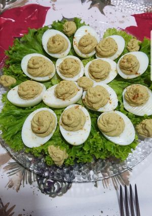 Una foto de Deviled Eggs o huevos endiablados o huevos rellenos