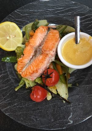 Una foto de Salmón con ensalada