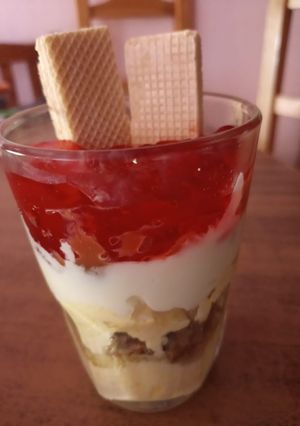 Una foto de Postres con flan y vainilla en vaso