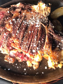 Una foto de Chuletón con papas