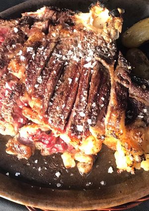 Una foto de Chuletón con papas