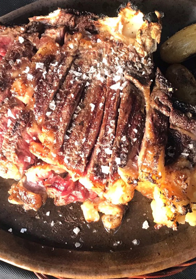 Una foto de Chuletón con papas