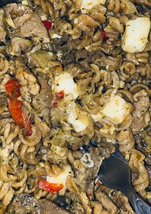 Una foto de Fideos integrales con salteado de cerdo, verduras y queso cremoso
