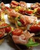 Bocaditos de Bondiola, rúcula y cherry/ Entrada