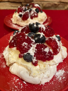 Una foto de Pavlova con buttercream de chocolate blanco y frutos rojos