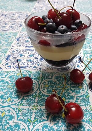 Una foto de Panna cotta de mascarpone y frutos rojos