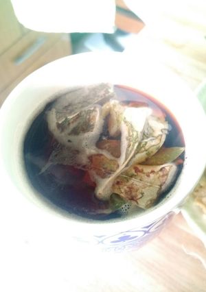 Una foto de Café peculiar con eucalipto