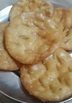 मीठी मठरी (Meethi mathri recipe in hindi) रेसिपी मुख्य फोटो