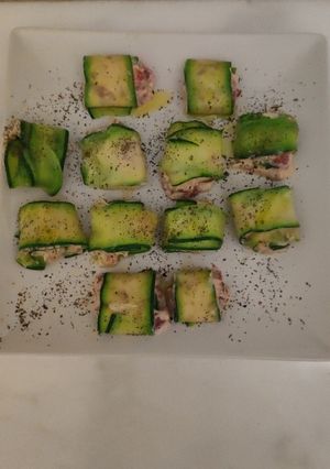 Una foto de Rollitos de calabacines rellenos