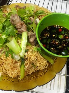 Hình của món Mì gói xào thịt bò, cải thìa ☂.