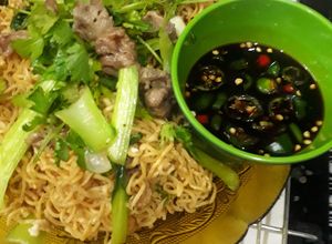 Hình của món Mì gói xào thịt bò, cải thìa ☂.